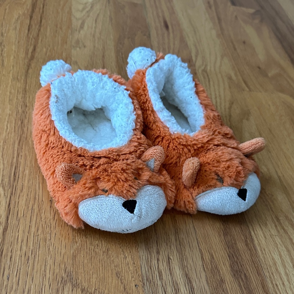 Adorable fox slippers 🦊
